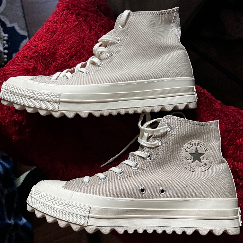 Size 11 Womens Converse Chuck Taylor All Star Hi Lugged Sneaker